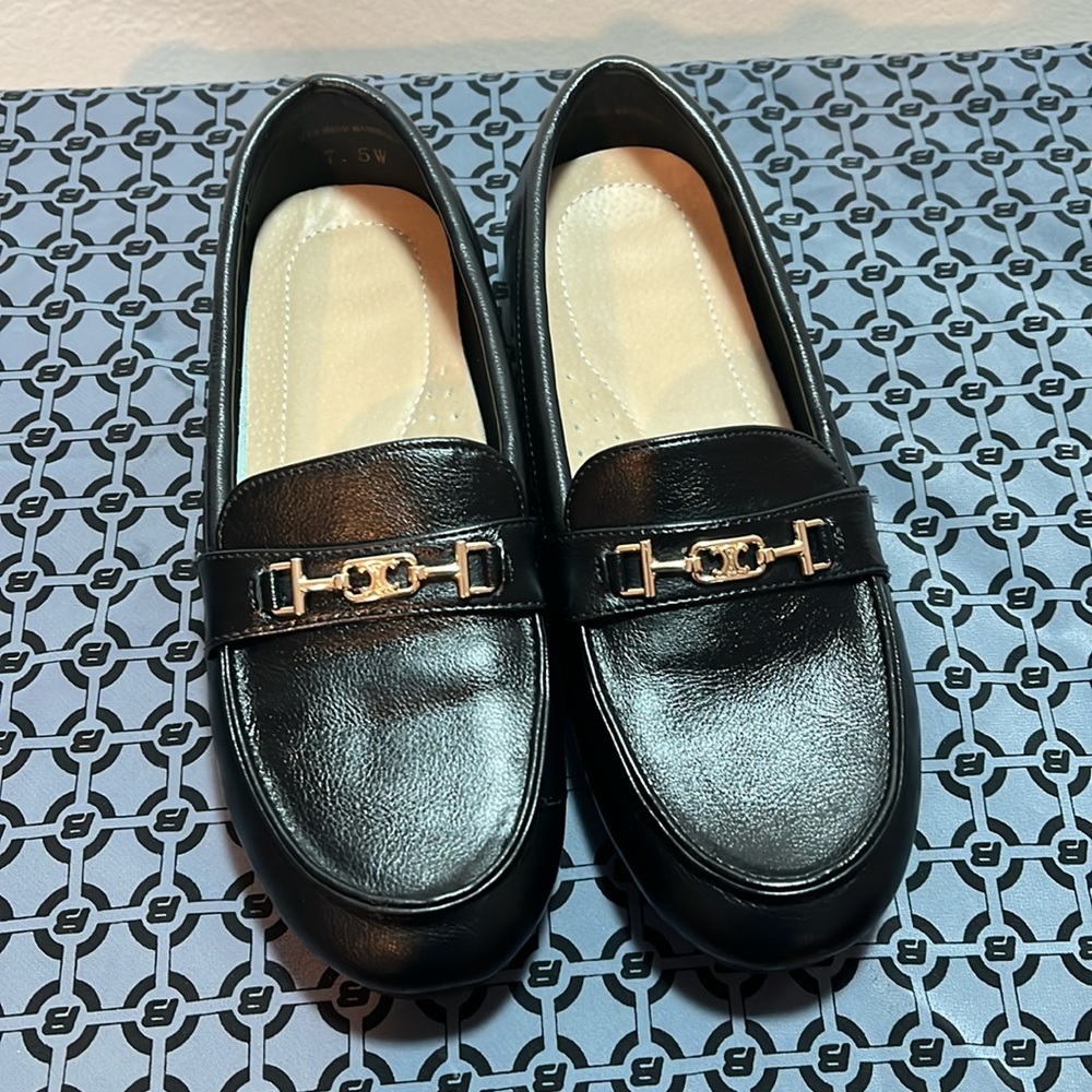 Women’s Flat shoes.  Size 7.5 wide